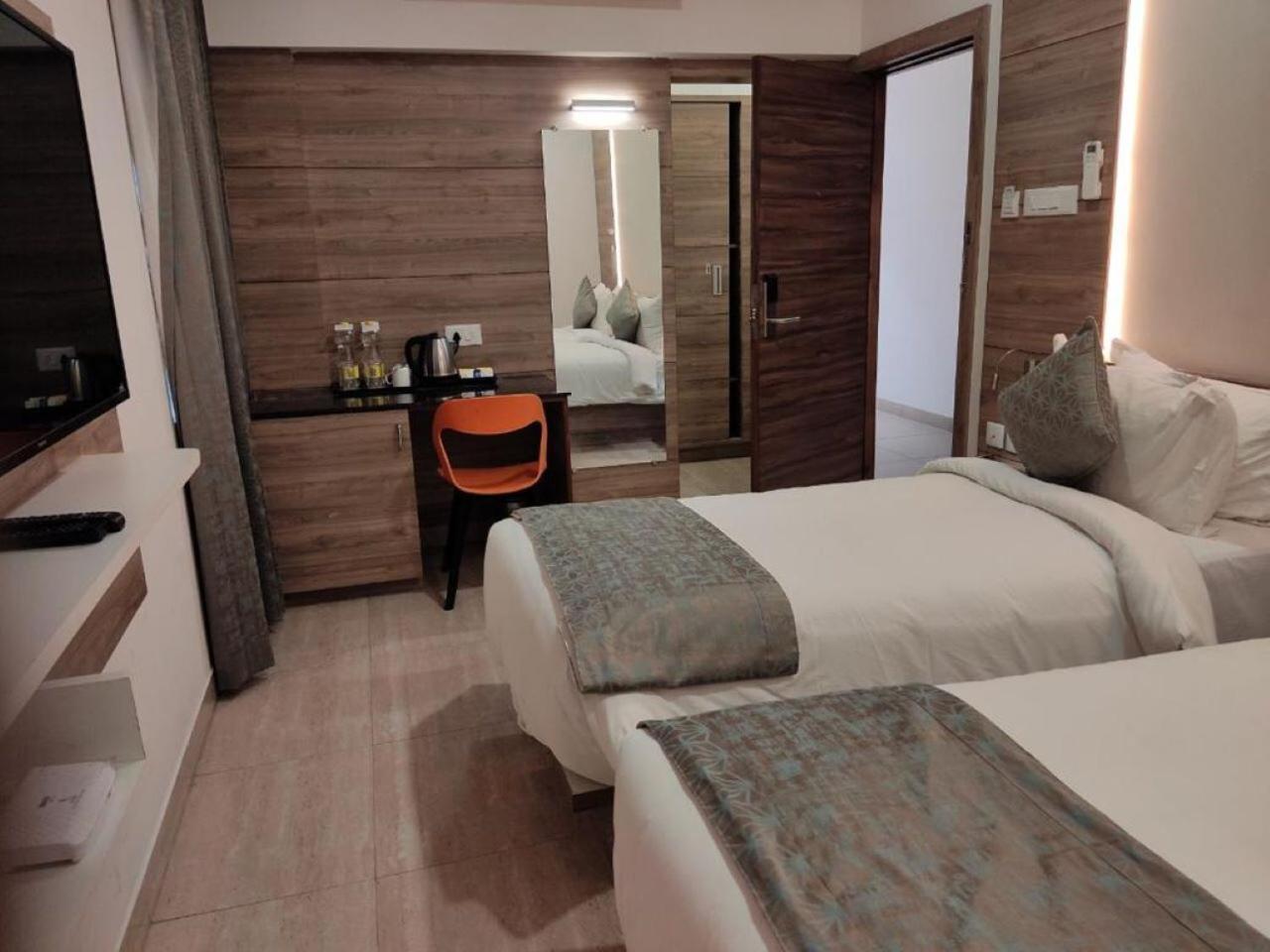 Hotel Residenza Adhikrishna Arcade à Erode Extérieur photo